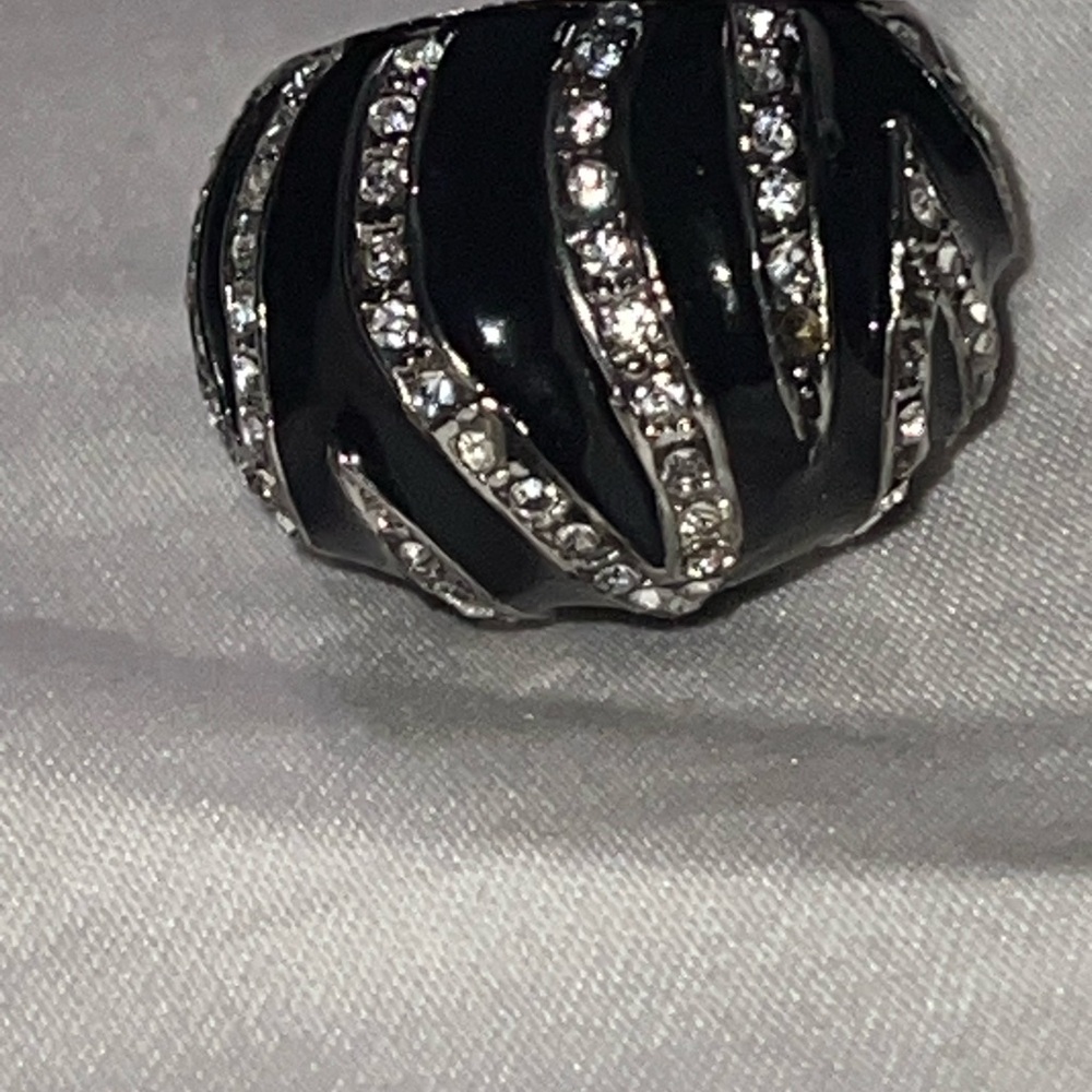 Elegant Black and Silver Women's Ring